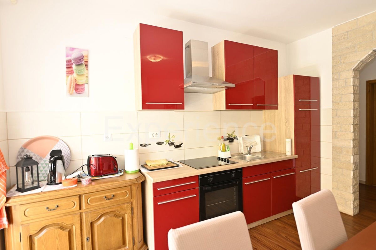 Parenzo - a circa 1.000 m dalla spiaggia, edificio residenziale con 7 appartamenti!