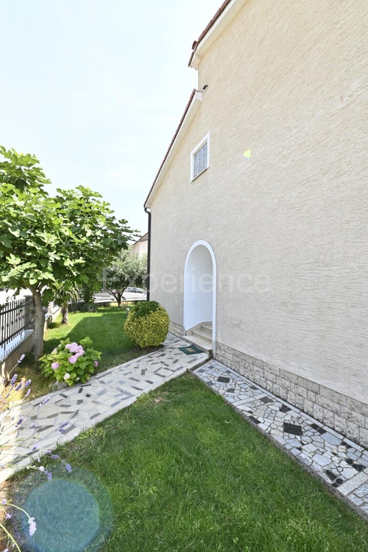 Parenzo - a circa 1.000 m dalla spiaggia, edificio residenziale con 7 appartamenti!