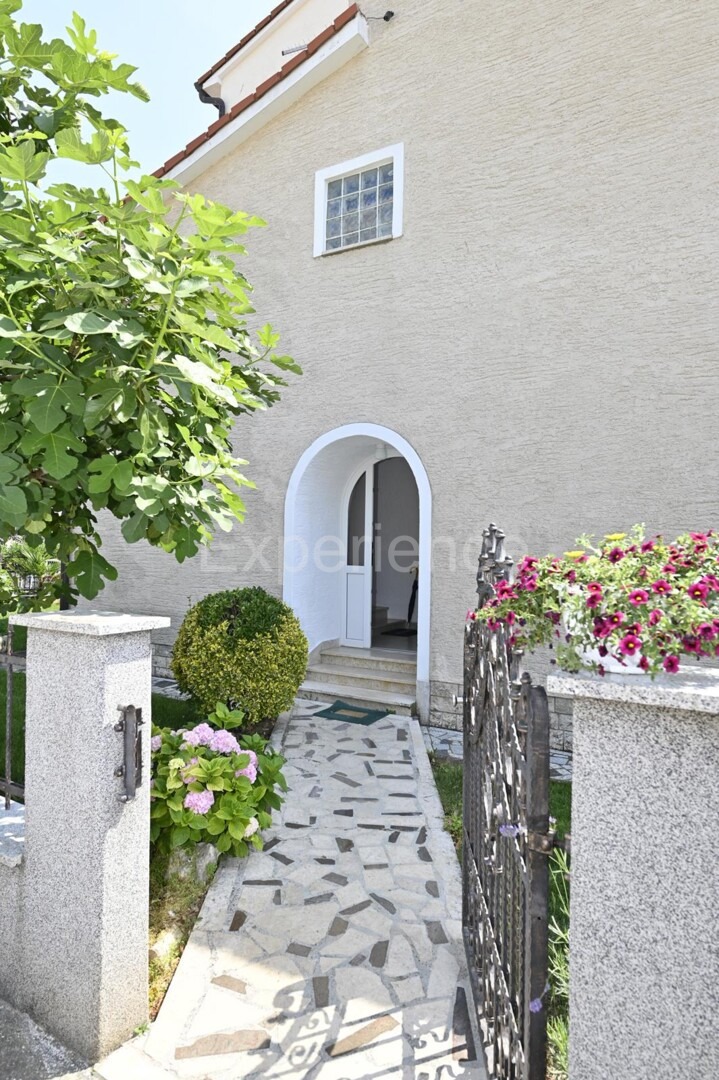 Parenzo - a circa 1.000 m dalla spiaggia, edificio residenziale con 7 appartamenti!