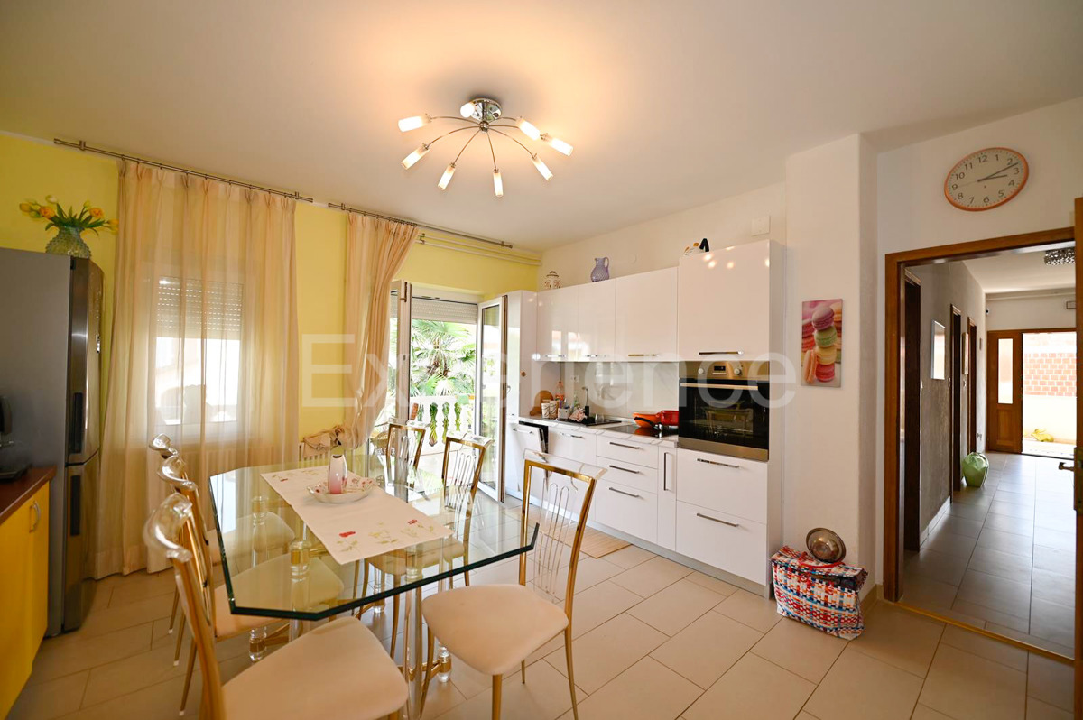 Parenzo - a circa 1.000 m dalla spiaggia, edificio residenziale con 7 appartamenti!