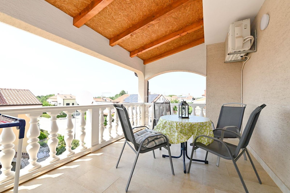 Parenzo - a circa 1.000 m dalla spiaggia, edificio residenziale con 7 appartamenti!