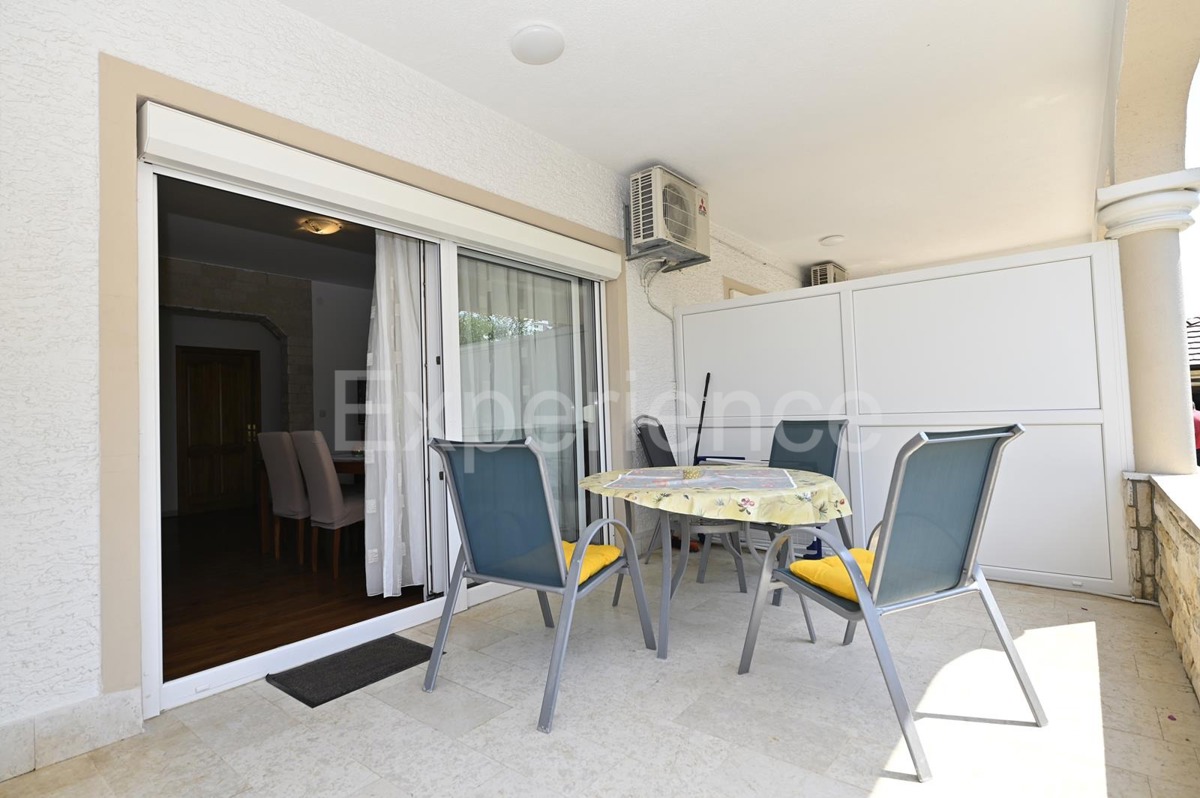 Parenzo - a circa 1.000 m dalla spiaggia, edificio residenziale con 7 appartamenti!