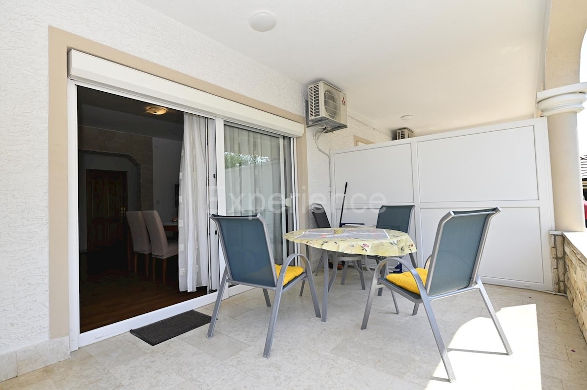 Parenzo - a circa 1.000 m dalla spiaggia, edificio residenziale con 7 appartamenti!