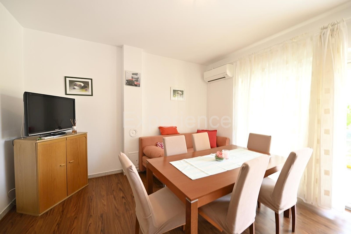 Parenzo - a circa 1.000 m dalla spiaggia, edificio residenziale con 7 appartamenti!