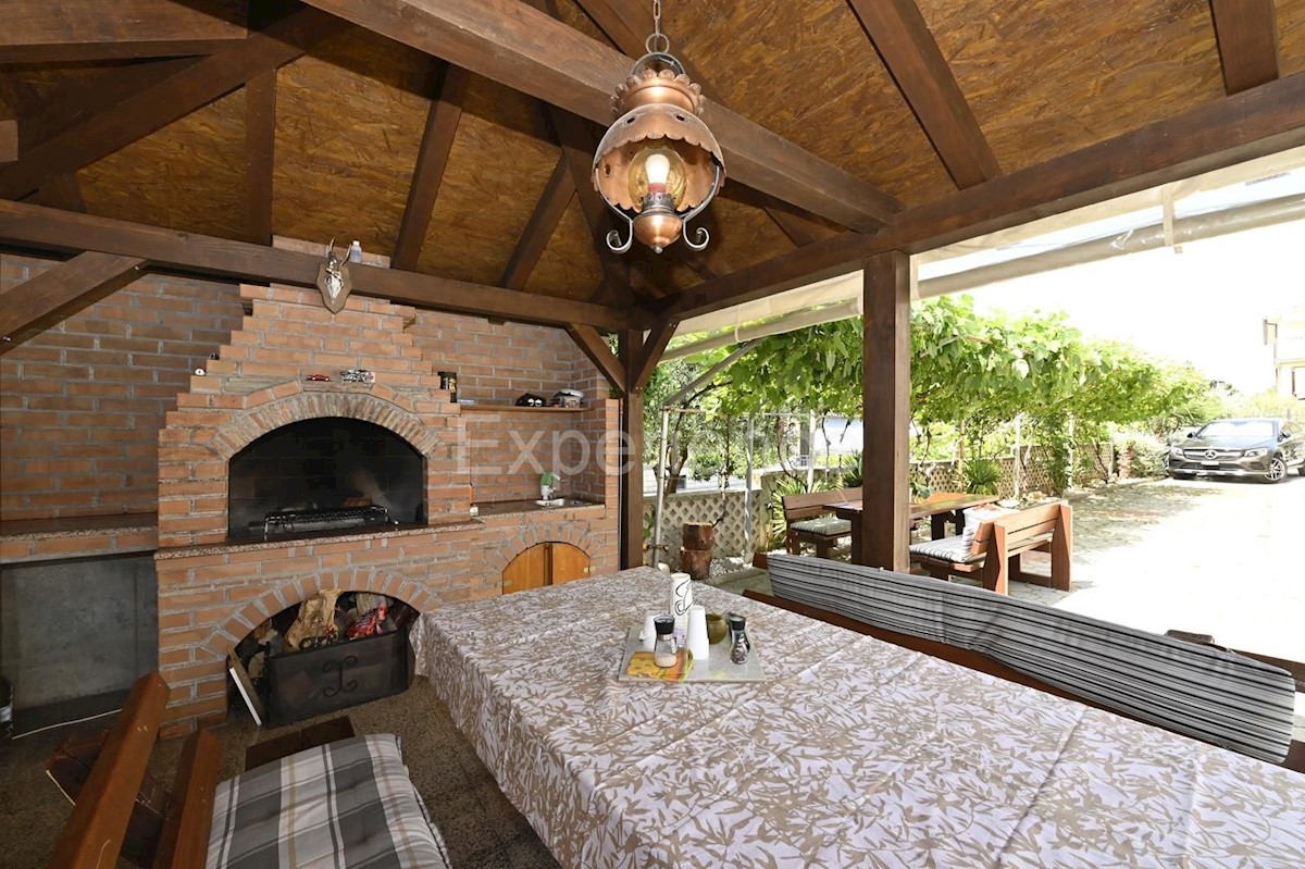 Parenzo - a circa 1.000 m dalla spiaggia, edificio residenziale con 7 appartamenti!