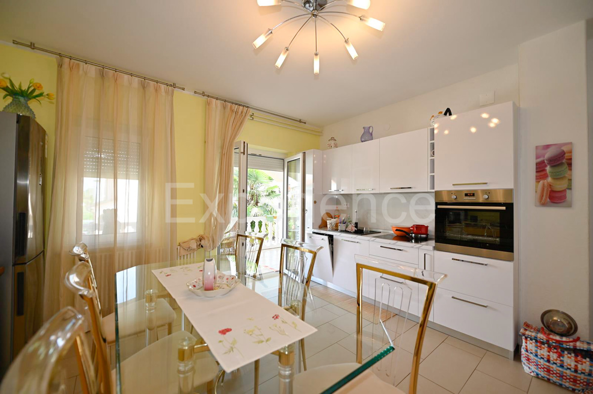 Parenzo - a circa 1.000 m dalla spiaggia, edificio residenziale con 7 appartamenti!