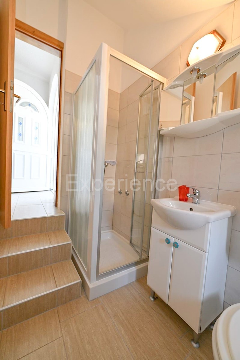 Parenzo - a circa 1.000 m dalla spiaggia, edificio residenziale con 7 appartamenti!