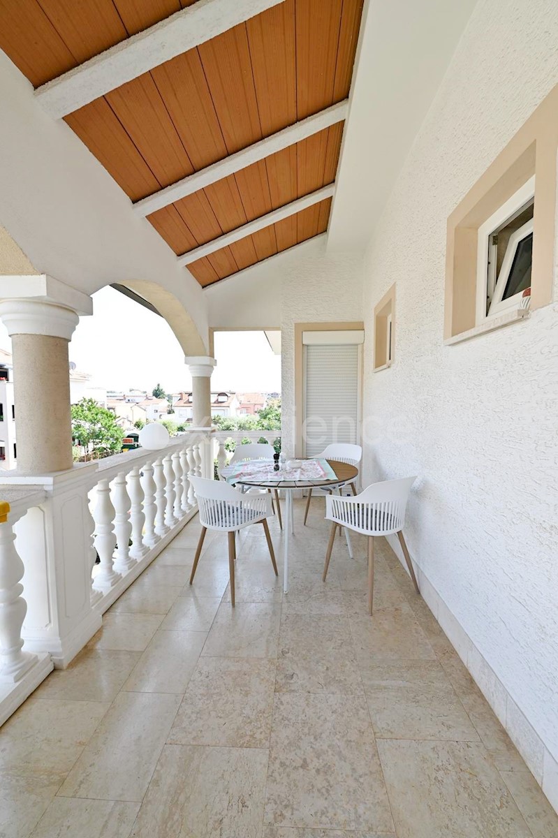 Parenzo - a circa 1.000 m dalla spiaggia, edificio residenziale con 7 appartamenti!