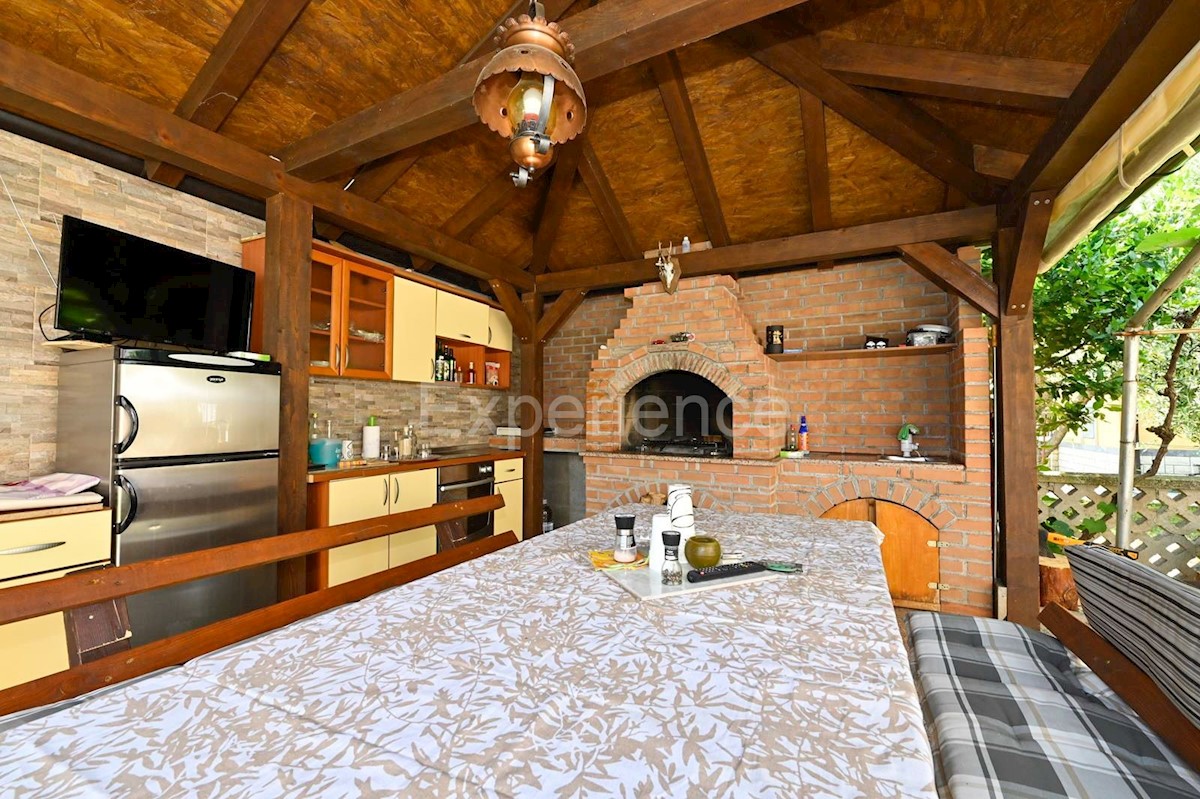 Parenzo - a circa 1.000 m dalla spiaggia, edificio residenziale con 7 appartamenti!