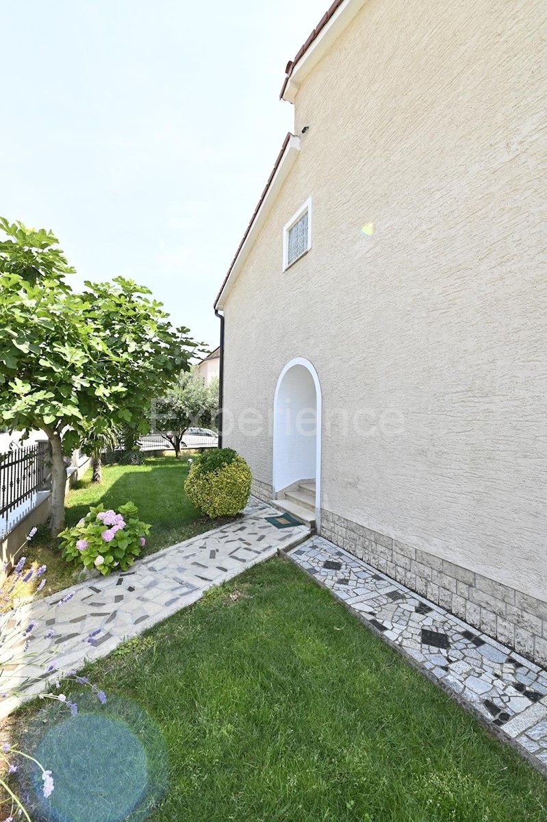 Parenzo - a circa 1.000 m dalla spiaggia, edificio residenziale con 7 appartamenti!