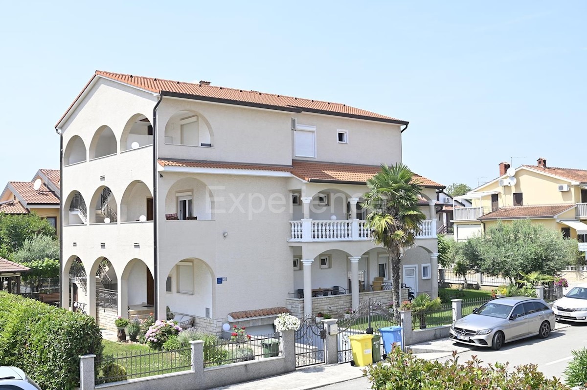 Parenzo - a circa 1.000 m dalla spiaggia, edificio residenziale con 7 appartamenti!