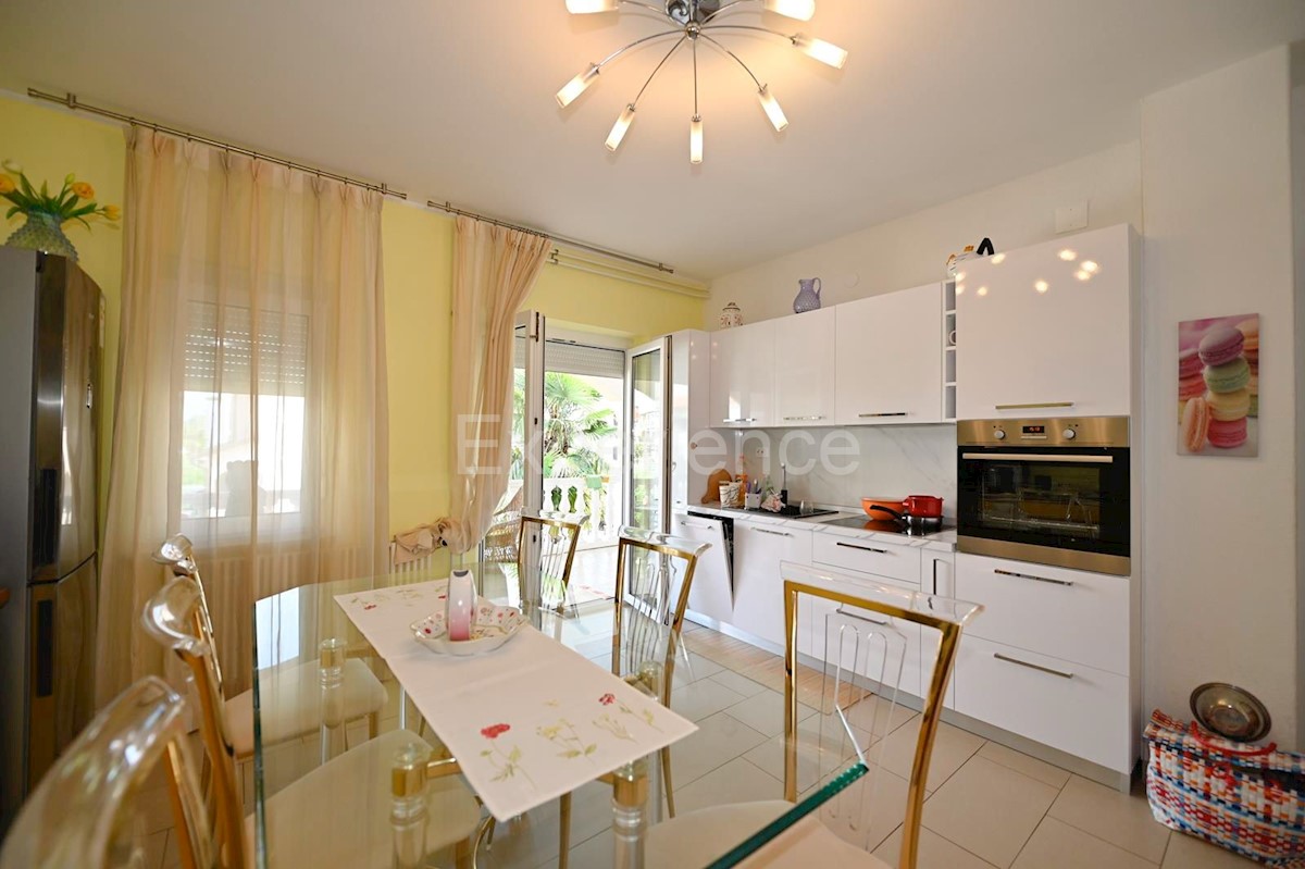 Parenzo - a circa 1.000 m dalla spiaggia, edificio residenziale con 7 appartamenti!