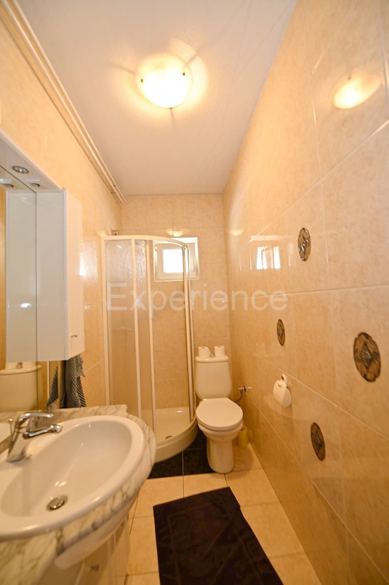 Parenzo - a circa 1.000 m dalla spiaggia, edificio residenziale con 7 appartamenti!