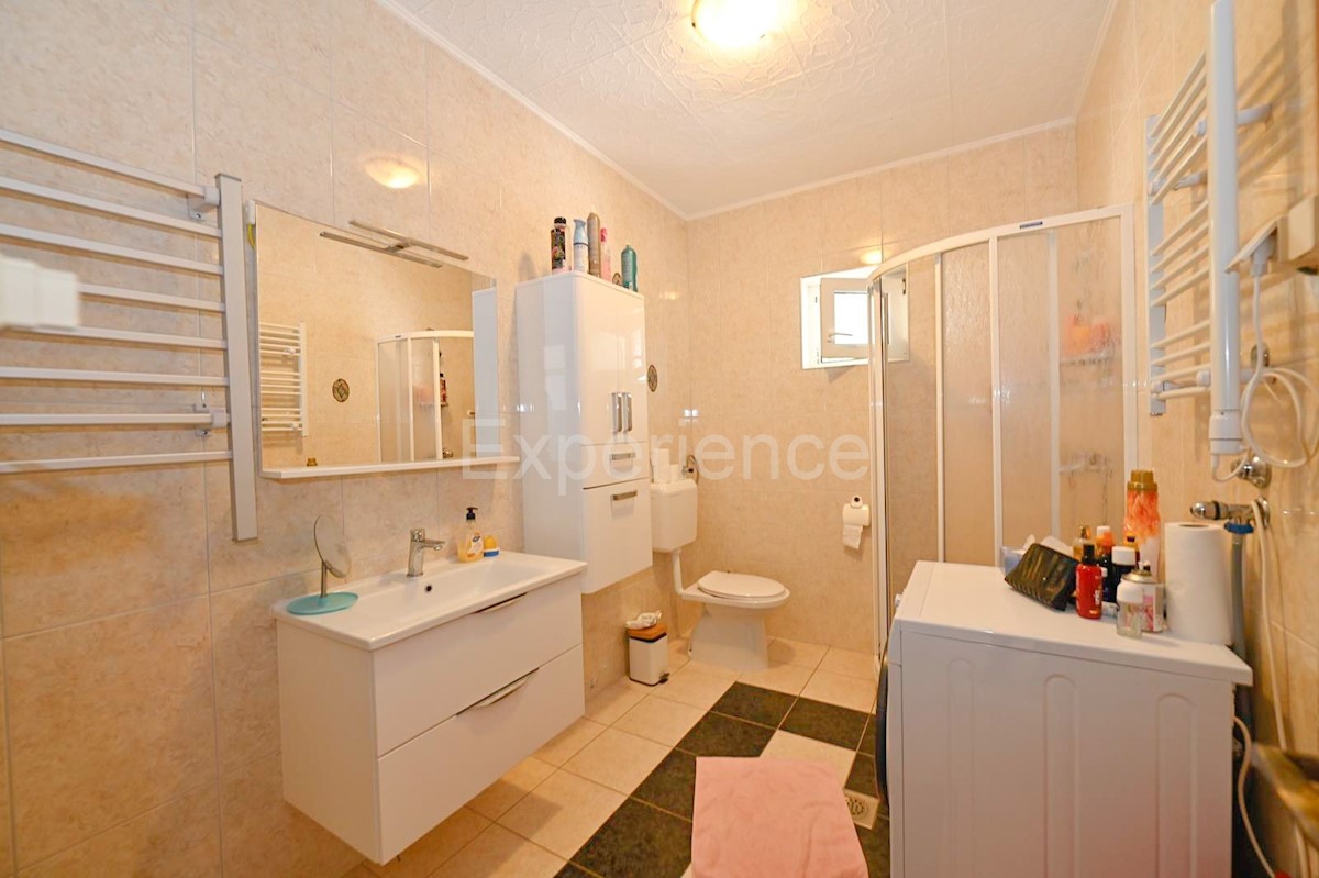 Parenzo - a circa 1.000 m dalla spiaggia, edificio residenziale con 7 appartamenti!