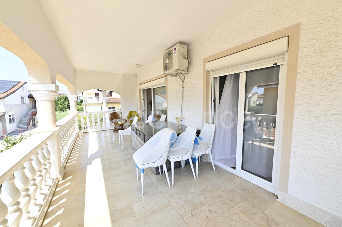 Parenzo - a circa 1.000 m dalla spiaggia, edificio residenziale con 7 appartamenti!