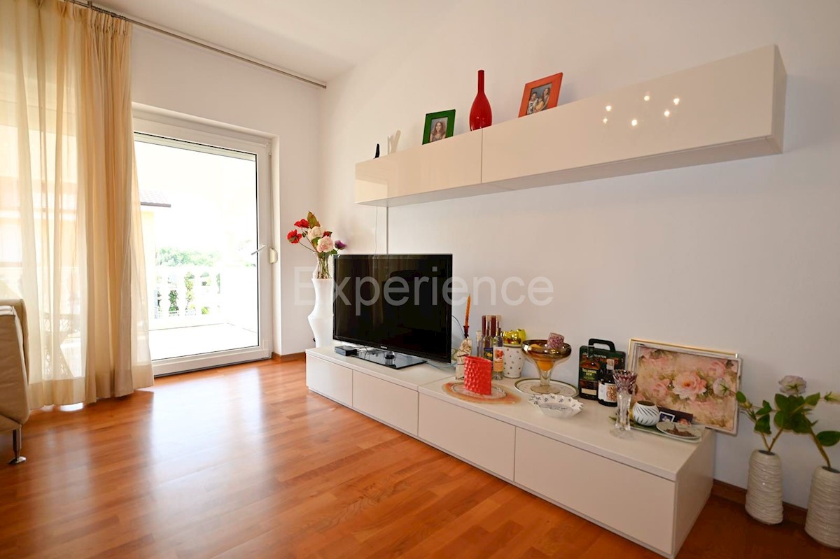 Parenzo - a circa 1.000 m dalla spiaggia, edificio residenziale con 7 appartamenti!