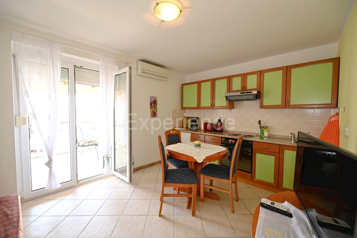 Parenzo - a circa 1.000 m dalla spiaggia, edificio residenziale con 7 appartamenti!