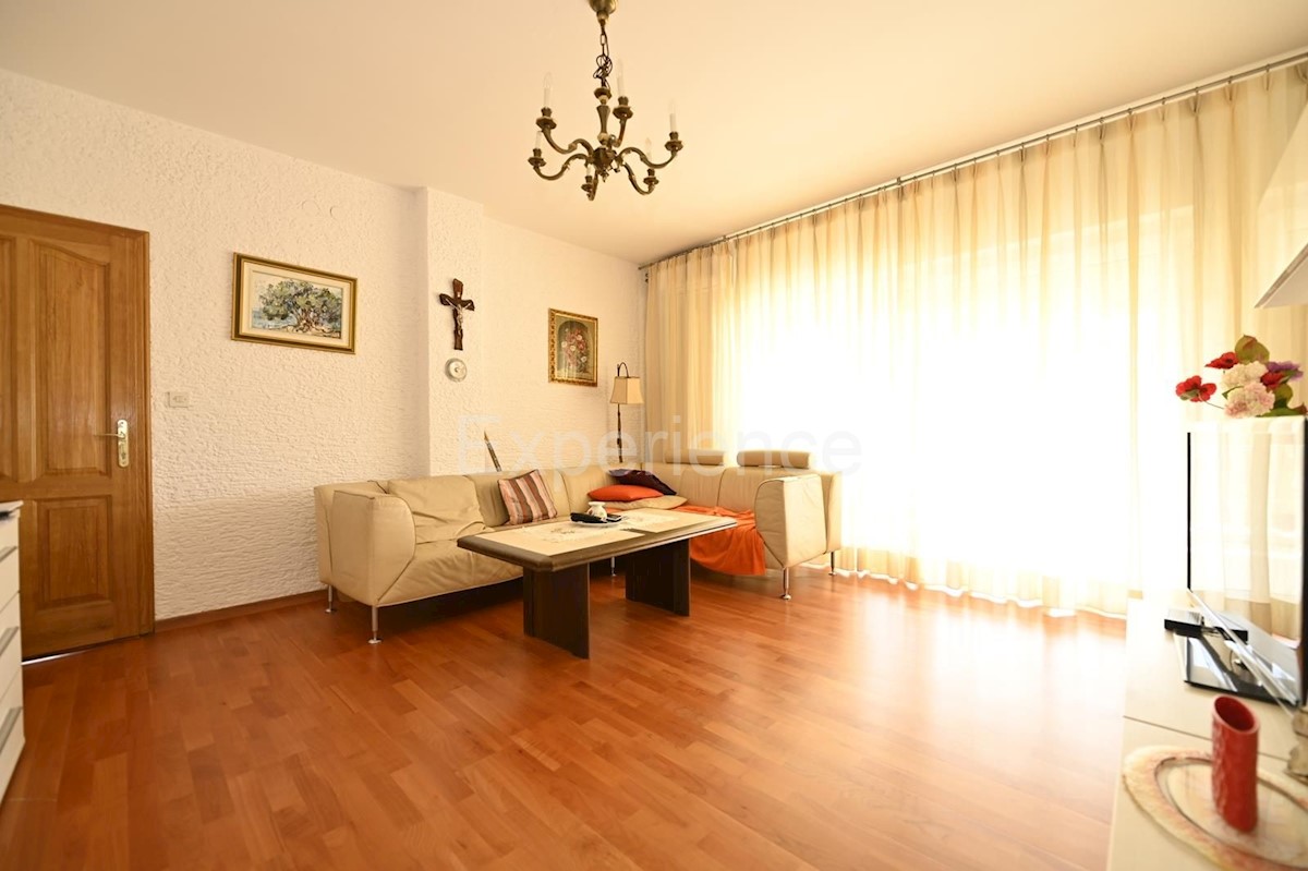 Parenzo - a circa 1.000 m dalla spiaggia, edificio residenziale con 7 appartamenti!