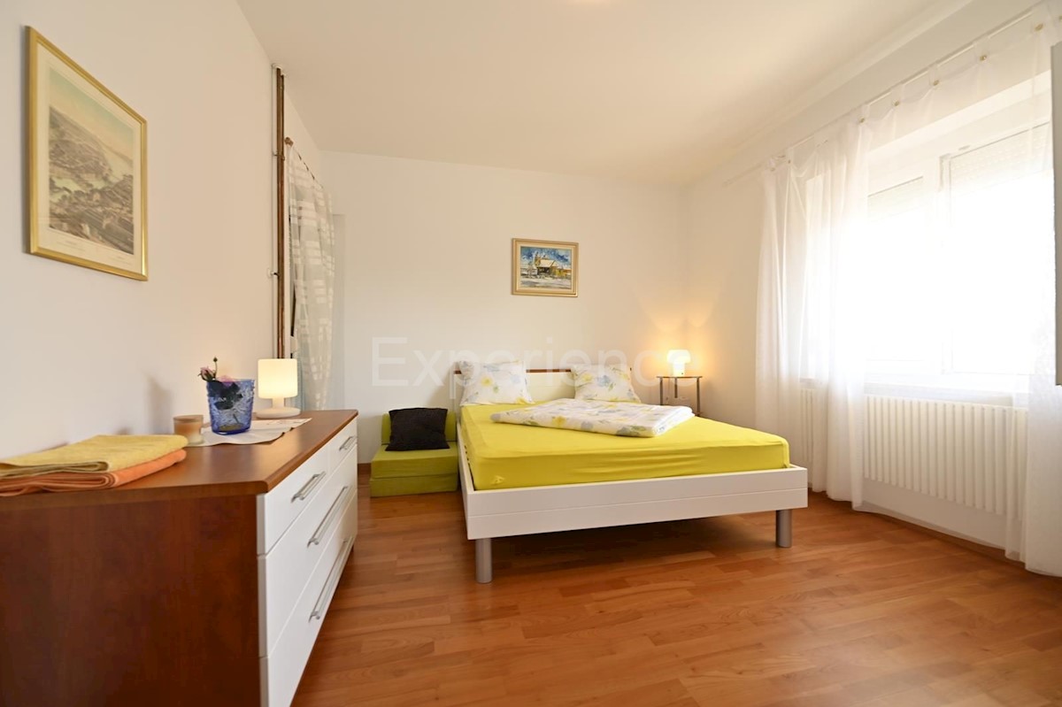 Parenzo - a circa 1.000 m dalla spiaggia, edificio residenziale con 7 appartamenti!