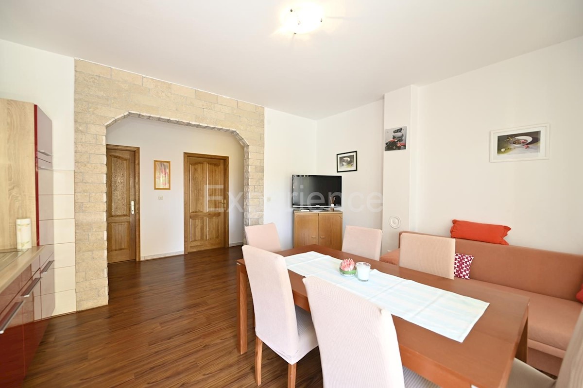 Parenzo - a circa 1.000 m dalla spiaggia, edificio residenziale con 7 appartamenti!