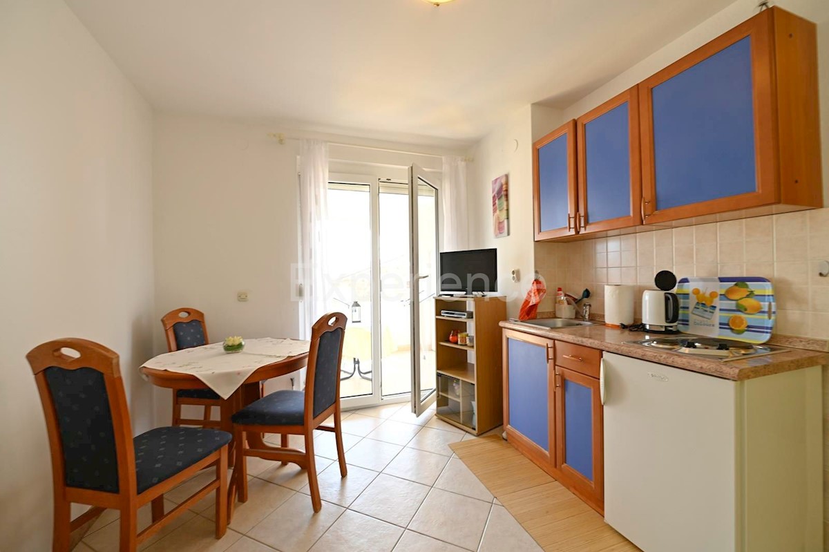 Parenzo - a circa 1.000 m dalla spiaggia, edificio residenziale con 7 appartamenti!