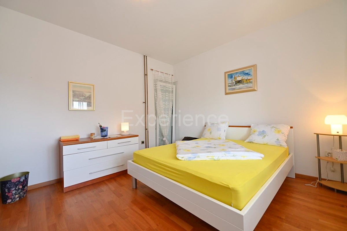 Parenzo - a circa 1.000 m dalla spiaggia, edificio residenziale con 7 appartamenti!