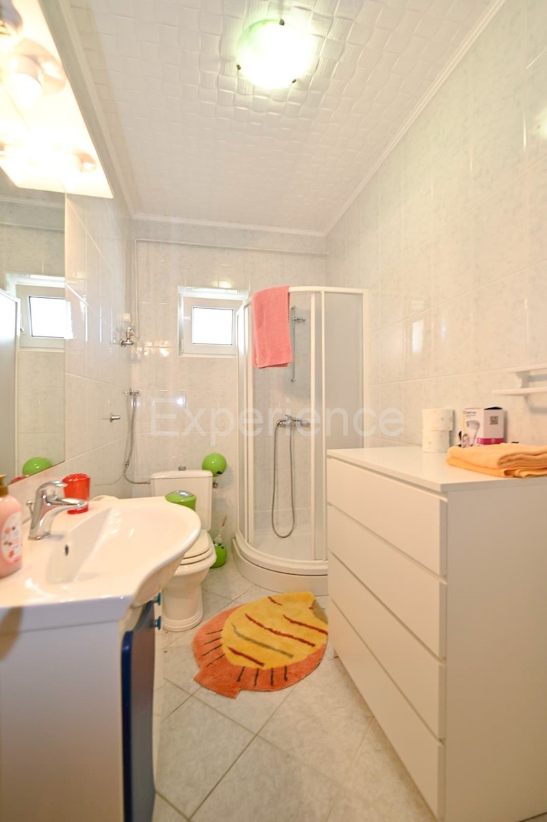 Parenzo - a circa 1.000 m dalla spiaggia, edificio residenziale con 7 appartamenti!