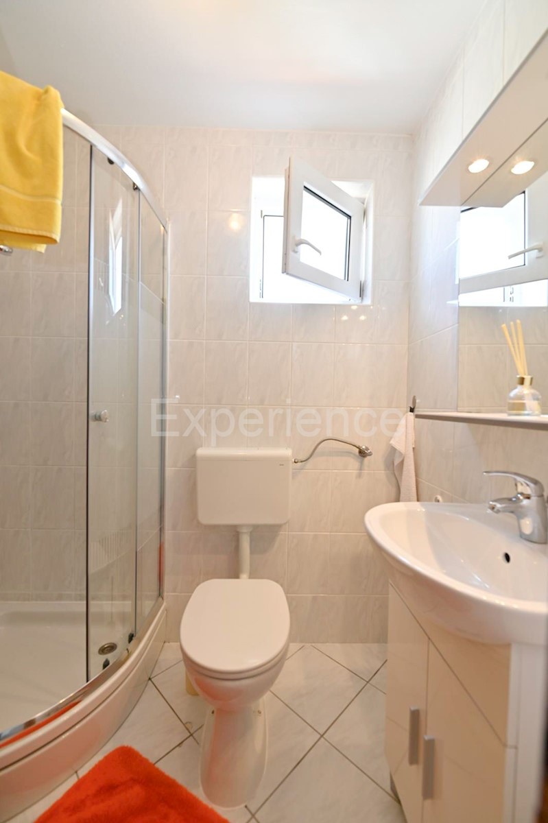 Parenzo - a circa 1.000 m dalla spiaggia, edificio residenziale con 7 appartamenti!