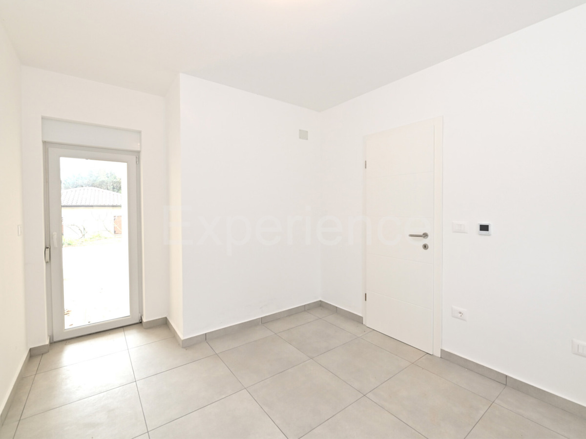 Savudrija – 500 m dalla spiaggia, appartamento al piano terra con giardino e garage!