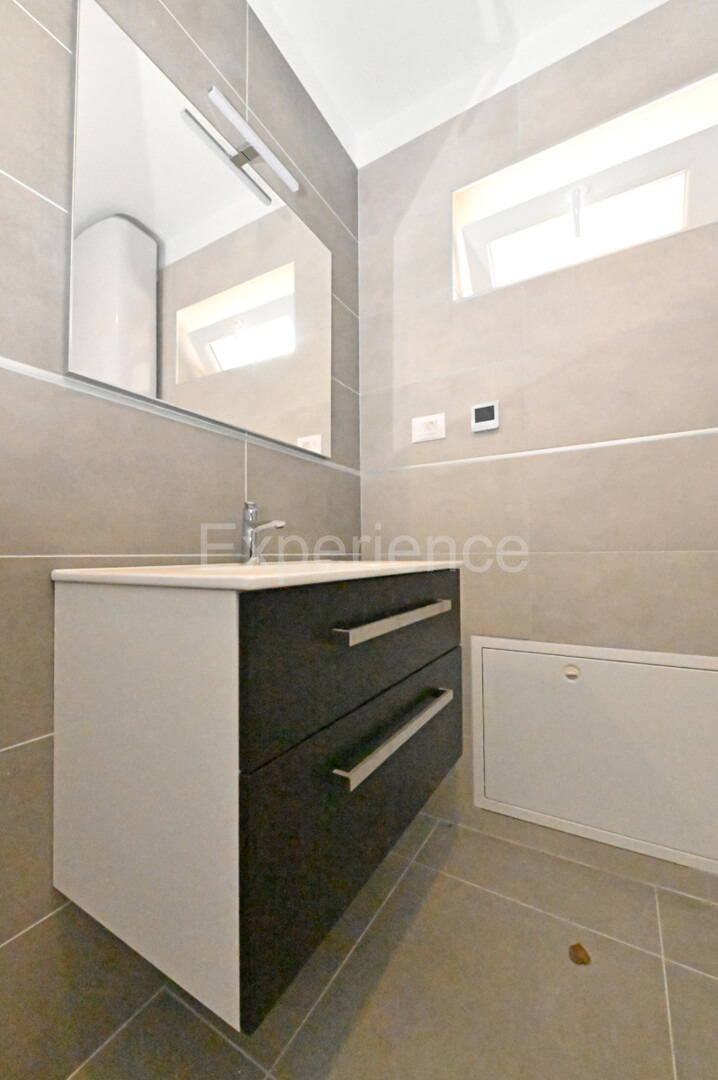 Savudrija – 500 m dalla spiaggia, appartamento al piano terra con giardino e garage!