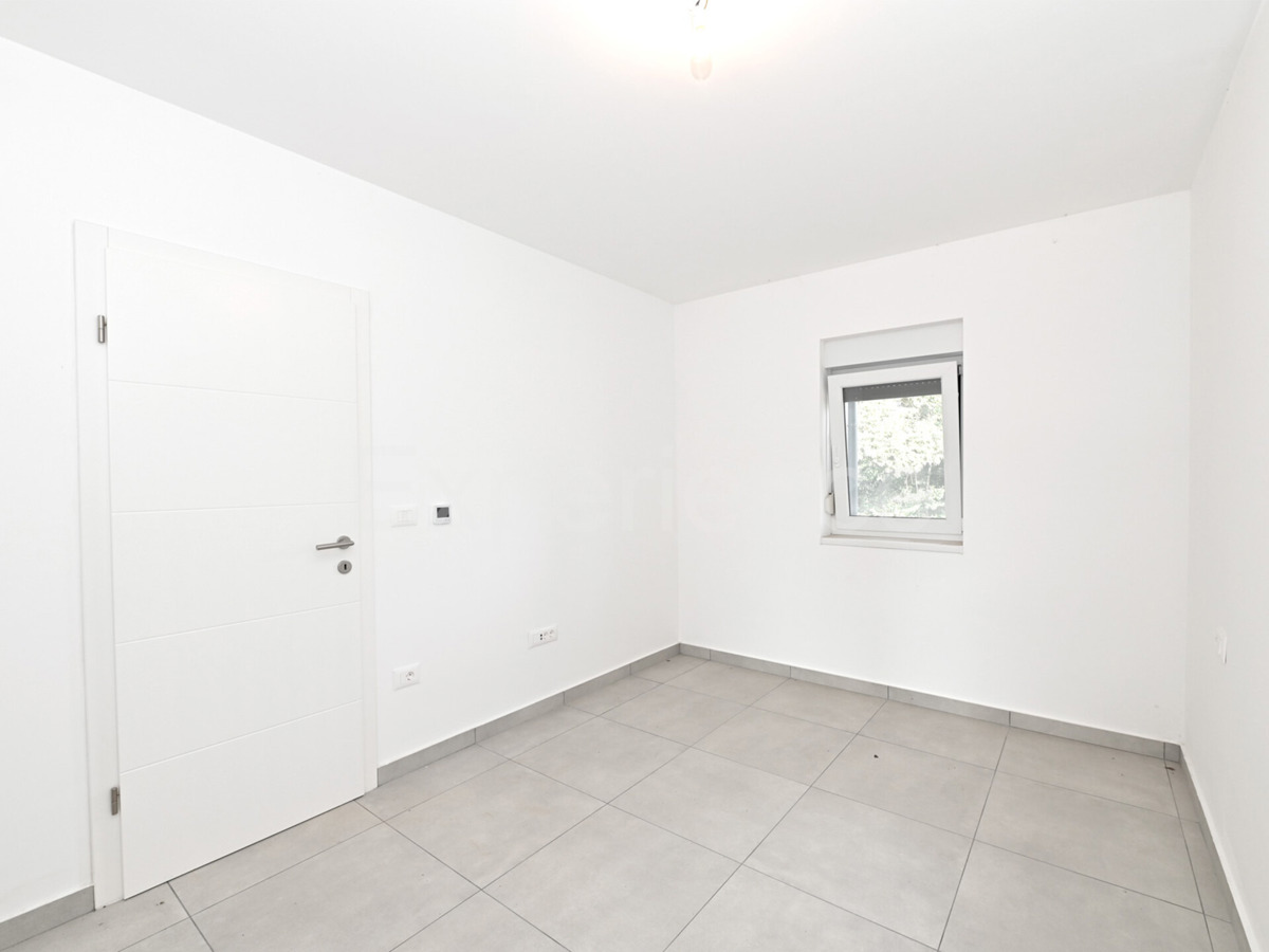 Savudrija – 500 m dalla spiaggia, appartamento al piano terra con giardino e garage!