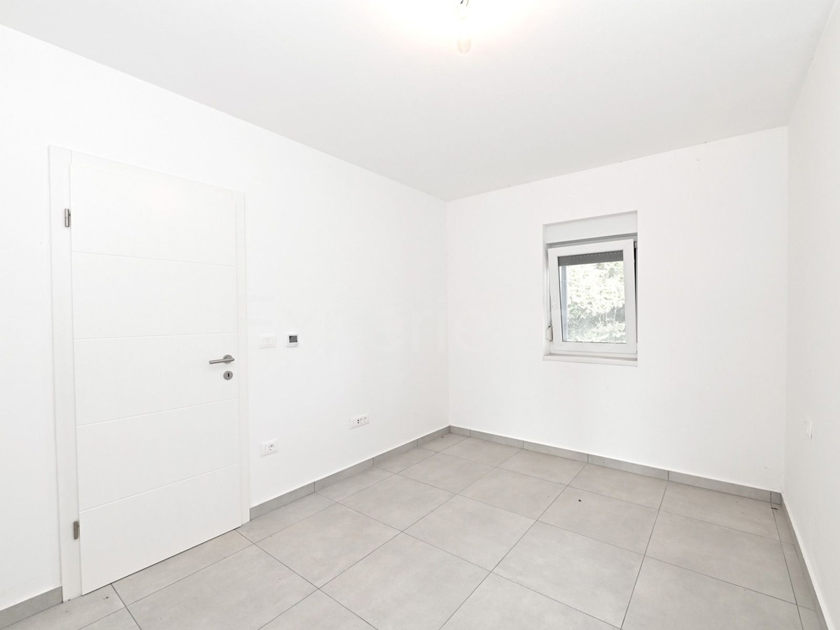 Savudrija – 500 m dalla spiaggia, appartamento al piano terra con giardino e garage!