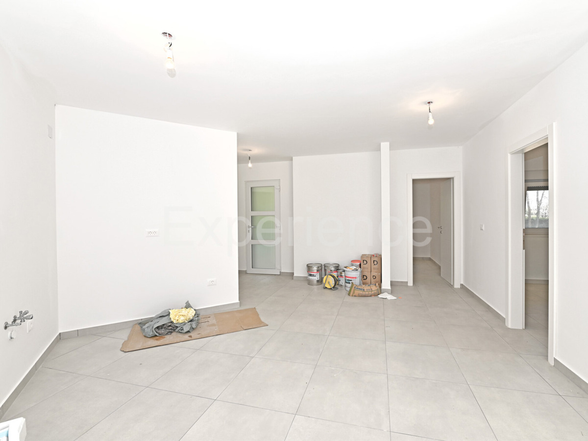 Savudrija – 500 m dalla spiaggia, appartamento al piano terra con giardino e garage!