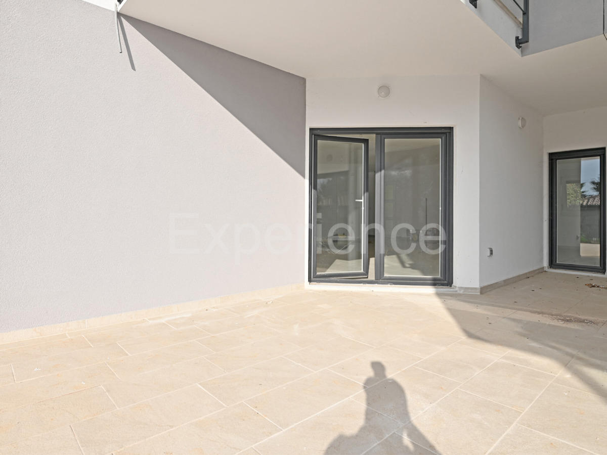 Savudrija – 500 m dalla spiaggia, appartamento al piano terra con giardino e garage!