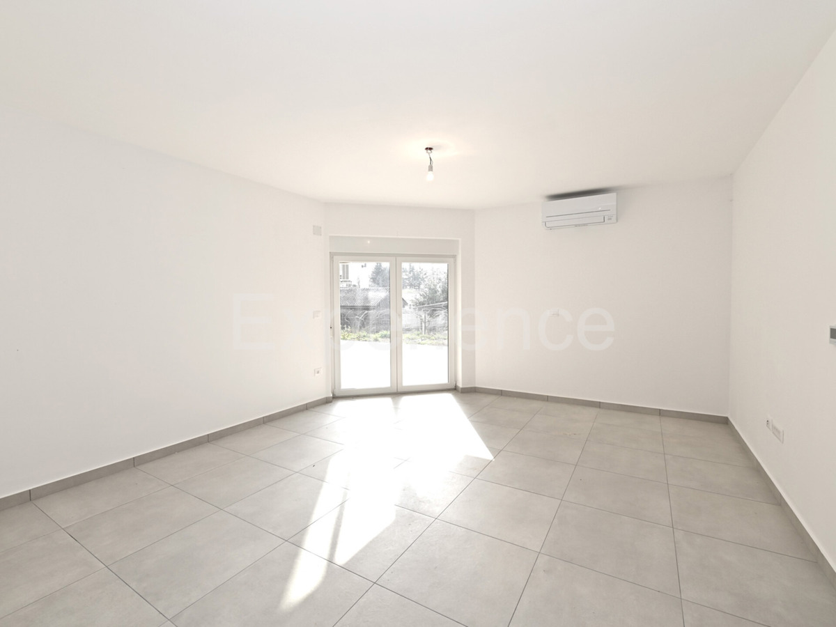 Savudrija – 500 m dalla spiaggia, appartamento al piano terra con giardino e garage!