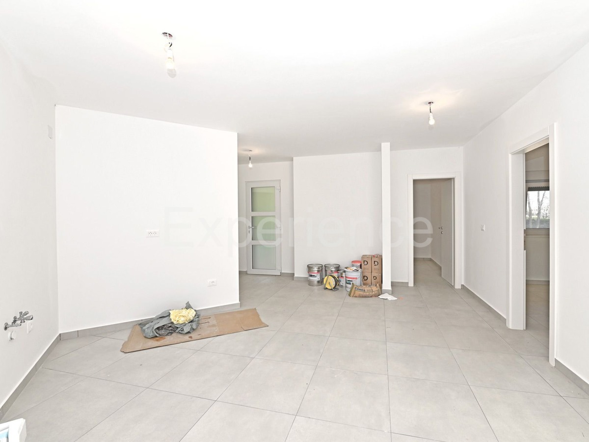 Savudrija – 500 m dalla spiaggia, appartamento al piano terra con giardino e garage!