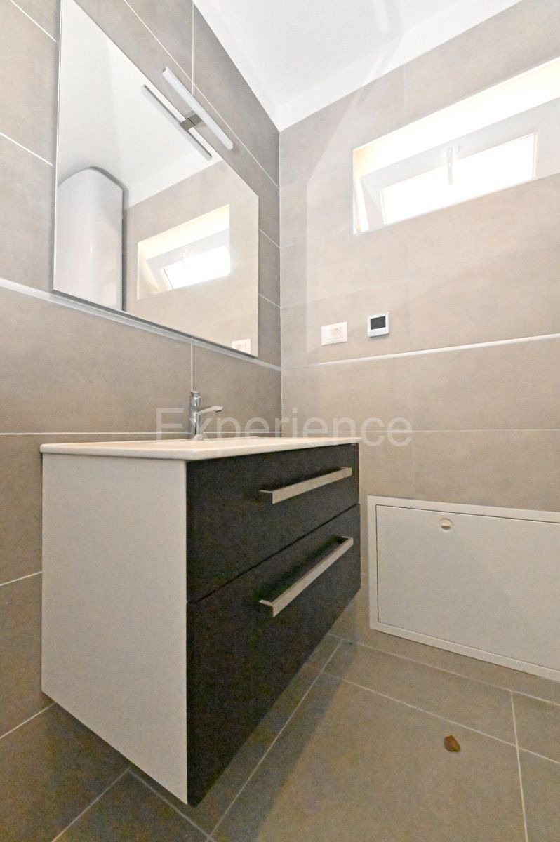 Savudrija – 500 m dalla spiaggia, appartamento al piano terra con giardino e garage!