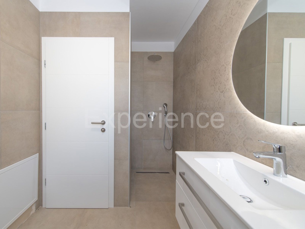 ISTRIA, vicino a Parenzo - appartamento di nuova costruzione con VISTA MARE!