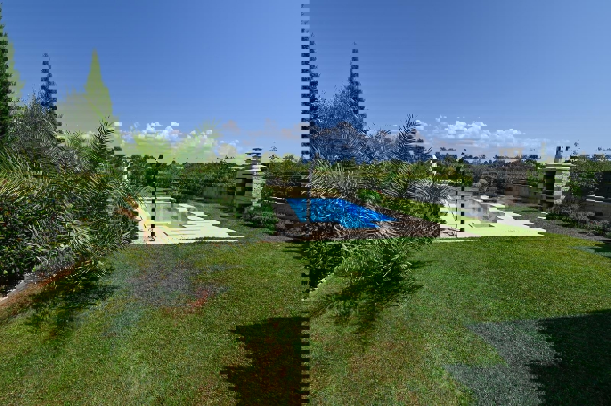 ISTRIA, Kaštelir - casa di nuova costruzione con piscina!