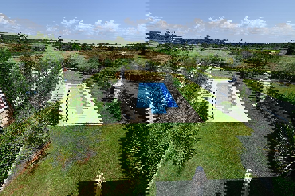 ISTRIA, Kaštelir - casa di nuova costruzione con piscina!