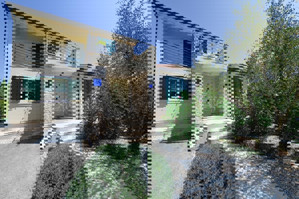 ISTRIA, Kaštelir - casa di nuova costruzione con piscina!