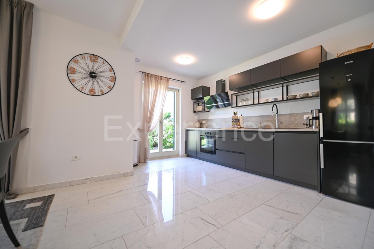 ISTRIA, Kaštelir - casa di nuova costruzione con piscina!