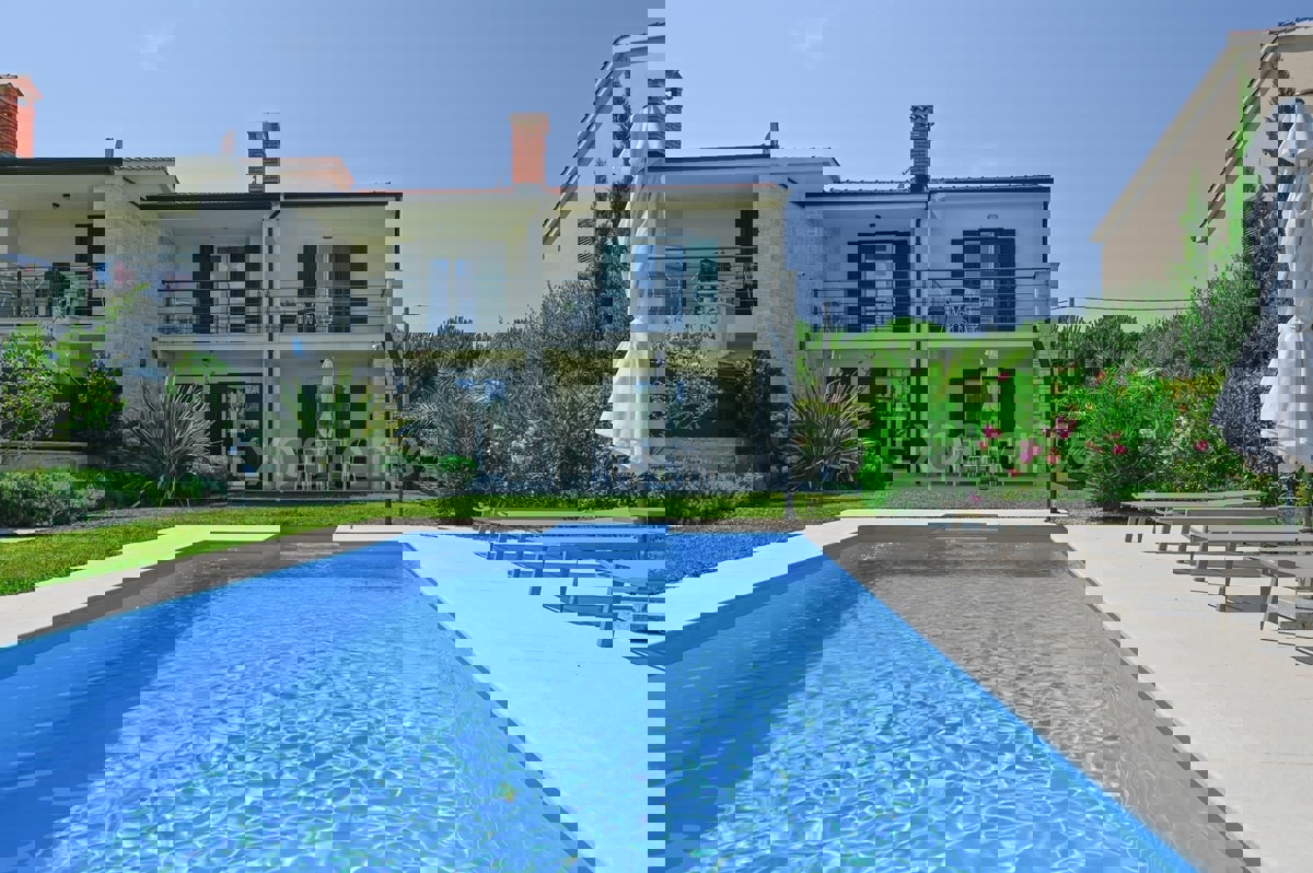 ISTRIA, Kaštelir - casa di nuova costruzione con piscina!