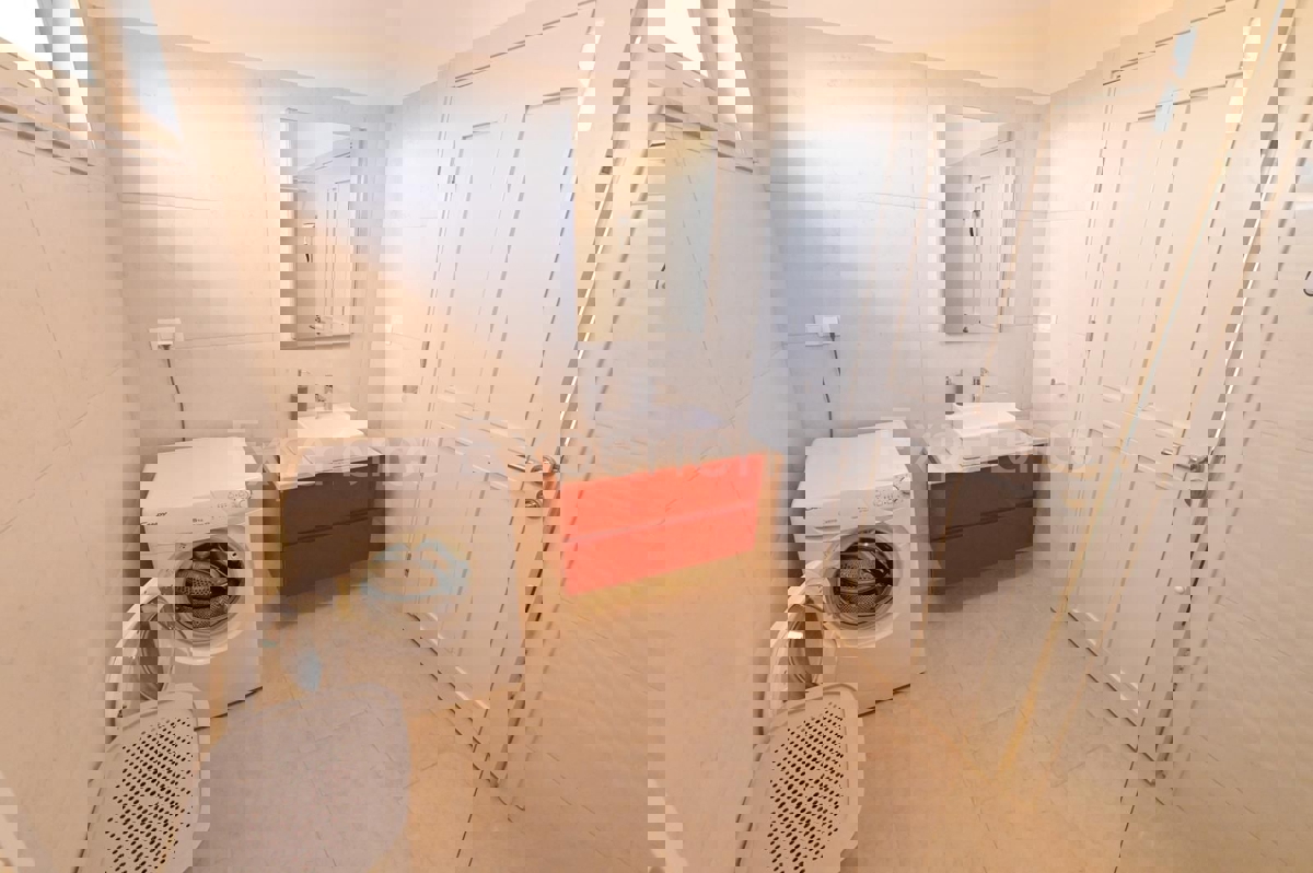 ISTRIA, Kaštelir - casa di nuova costruzione con piscina!