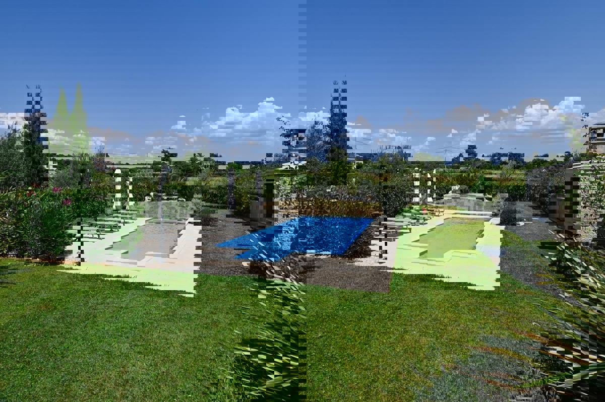 ISTRIA, Kaštelir - casa di nuova costruzione con piscina!