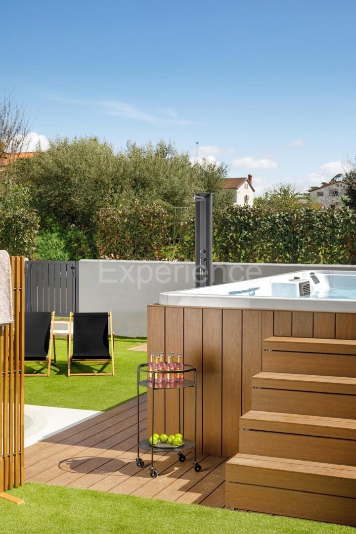 ISTRIA, Parenzo - elegante casa di nuova costruzione, a 1.000 m dalla spiaggia!