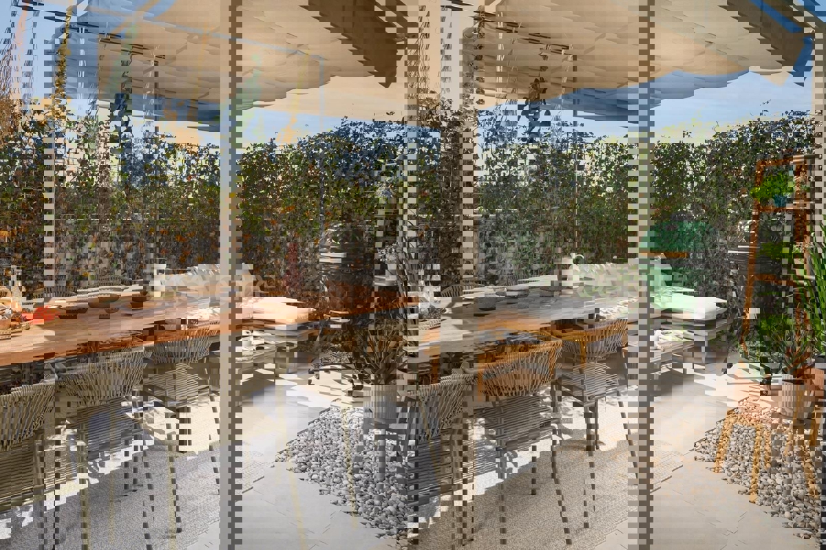 ISTRIA, Parenzo - elegante casa di nuova costruzione, a 1.000 m dalla spiaggia!