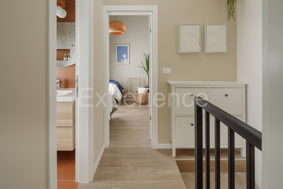 ISTRIA, Parenzo - elegante casa di nuova costruzione, a 1.000 m dalla spiaggia!