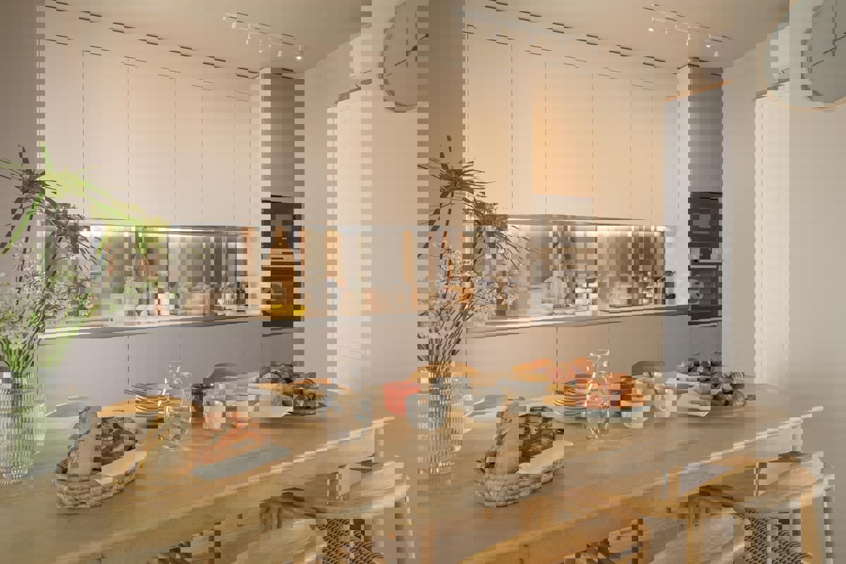 ISTRIA, Parenzo - elegante casa di nuova costruzione, a 1.000 m dalla spiaggia!