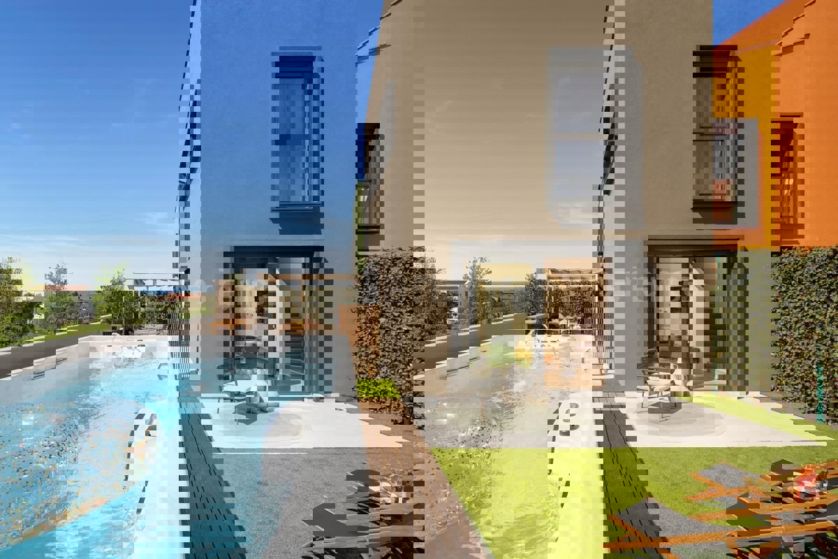 ISTRIA, Parenzo - elegante casa di nuova costruzione, a 1.000 m dalla spiaggia!